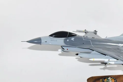 Vista 3 de Lockheed Martin F-16 Fighting Falcon®, escuadrón de prueba y evaluación 422d, modelo a escala de caoba de 18 pulgadas