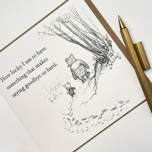 Vista 3 de Old English Co. - Tarjeta de felicitación de Winnie The Pooh para él o ella, cita de amistad de Winnie The Pooh y Piglet para hermana, prima, BFF
