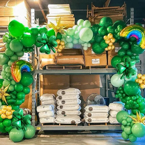 Vista 6 de Kit de guirnalda de arco de globos del día de San Patricio, globos verdes, trébol de la suerte, globos de papel de aluminio arcoíris para decoración