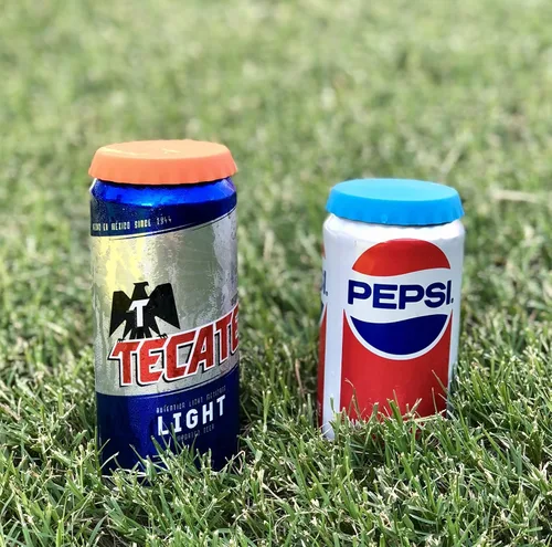 Vista 4 de Tapas de silicona para latas de soda, paquete de 2, color rosa se adapta a latas estándar que mantiene las bebidas frescas