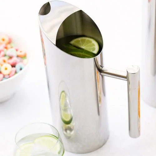 Vista 2 de Restaurantware Met Lux - Jarra de agua moderna de 33 onzas, 1 jarra de metal resistente a las abolladuras, con protector de hielo, mango integrado