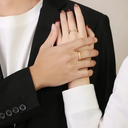 Vista 6 de Anillos de compromiso personalizados a juego para parejas, juego de anillos de boda de acero inoxidable dorado para él y ella, anillos de pareja