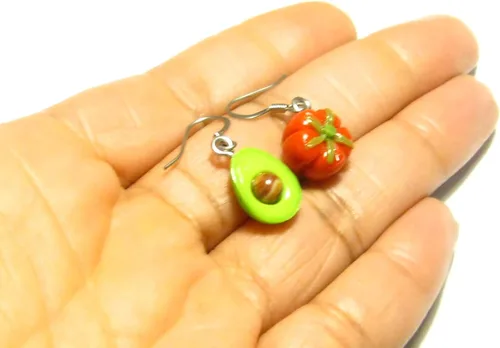 Vista 3 de Making Salsa - Pendientes de tomate y aguacate - Tiny Food Jewelry