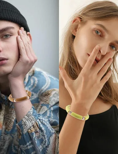 Vista 4 de PIPITREE Brazalete de tubo de bambú para mujer, grueso, curvado, apilable, acrílico transparente, cuentas coloridas, elásticas, pulseras de oro