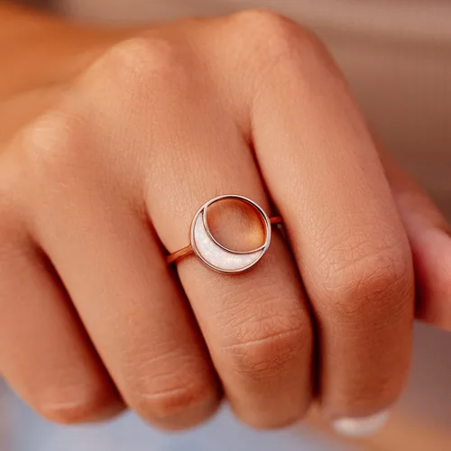 Vista 2 de Pura Vida Anillo de oro rosa Eclipse hecho a mano Anillo apilable con ópalo de resina, anillo de joyería con base de latón Anillos de oro rosa
