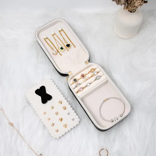 Vista 6 de SANQIANWAN Pequeña caja organizadora de viaje de joyería con estuche portátil de piel sintética para collares, anillos, aretes, diseño de borlas