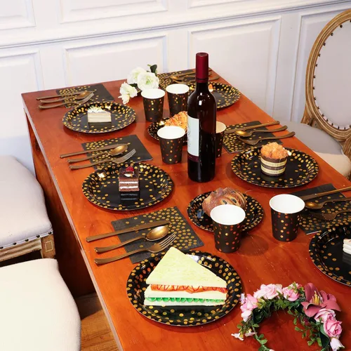 Vista 5 de Sieral 560 piezas de suministros de fiesta negros y dorados para 80 invitados, kits de vajilla de punto dorado, platos de papel negro, tazas