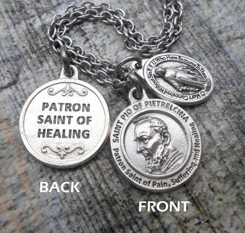 Vista 2 de Santo patrón de la curación, San Pío de Pietrelcina, Padre Pío, collar, llavero o clip, joyería católica de reconciliación, personaliza con inicial