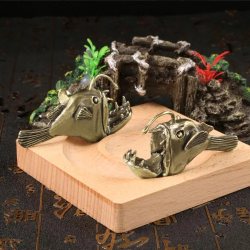 Vista 4 de Figura miniatura de pez de linterna, de latón, de animales marinos, escultura de estatua de pez pescador hecha a mano de metal para exhibición
