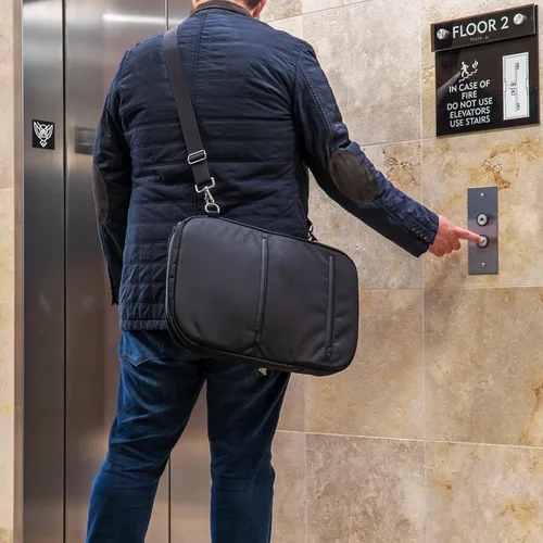 Vista 3 de Bolsa FLEX Faraday para laptops, tabletas y dispositivos electrónicos de tamaño mediano ~ Defensa de seguimiento/piratería ~ Backwoods Camo