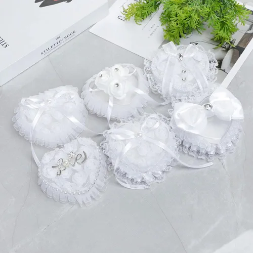 Vista 4 de Caja de soporte para anillo de boda en forma de corazón, almohada romántica para portador de anillo de encaje blanco, cojín romántico de rosa