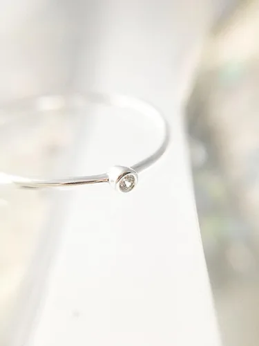 Vista 4 de Honeycat Anillo solitario con bisel en oro, oro rosa o plata Joyería minimalista y delicada