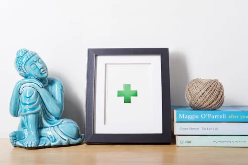 Vista 2 de Pin de solapa de cruz verde Primeros auxilios médicos Trabajo Salud y seguridad Lugar de trabajo - A 53, Zinc, No es una piedra preciosa