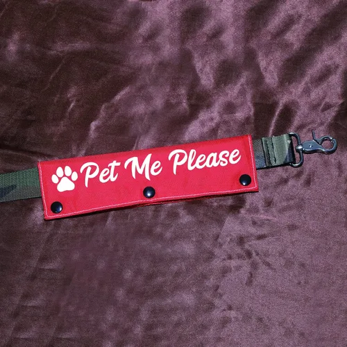 Vista 3 de Divertida funda para correa para perro, con texto en inglés "Pet Me Please Dog", para alerta, parche de identificación colgante, regalo de Pet Me