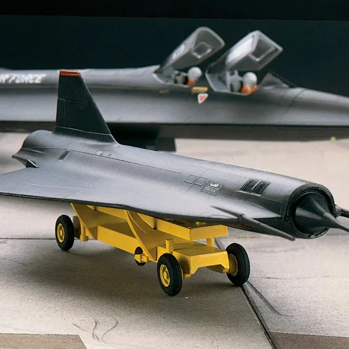 Vista 4 de Revell 85-5810 SR-71 Blackbird 1:72 Scale 66-Piece Skill Level 4 Model Airplane Building Kit
