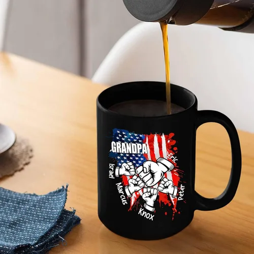 Vista 4 de Taza de café personalizada con la bandera estadounidense para el abuelo y el día del padre, nombres personalizados para papá y niños, taza