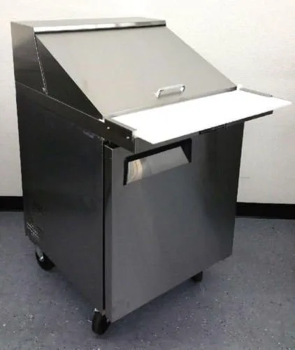 Vista 2 de Mesa de preparación de ensalada refrigerada de acero inoxidable comercial de 27.5 pulgadas, todas las sartenes y tabla de cortar incluidas