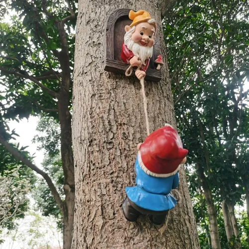Vista 3 de Decoración de árbol de elfos trepadores, escultura de gnomo de resina hecha a mano, diseñada para decoración de troncos de árboles al aire libre