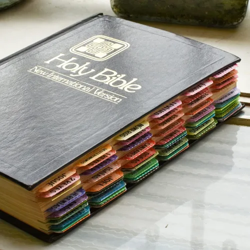 Vista 3 de Pestañas de índice de la Biblia católica española, pestañas del Nuevo y Antiguo Testamento, diseño floral laminado mate, suministros de diario
