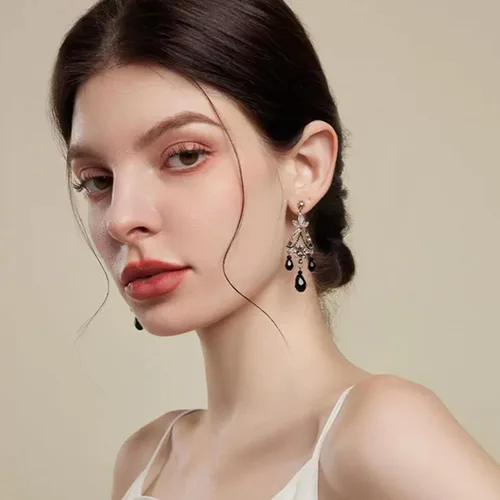 Vista 8 de Aretes colgantes negros vintage bohemios para mujer, aretes colgantes negros de moda, aretes barrocos bohemios, aretes de araña de lágrima y borla