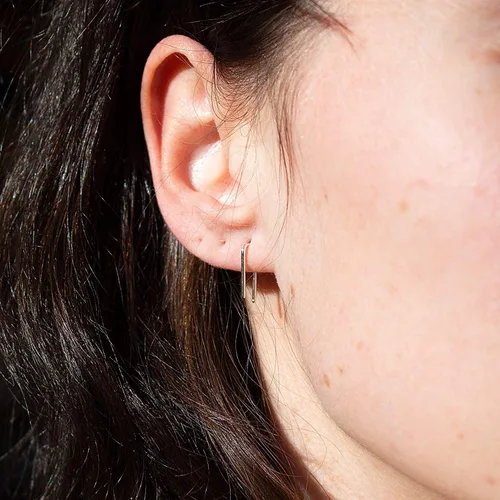 Vista 5 de Aretes de aro Huggie de alambre redondo de 0.512 in 20GA con relleno de oro