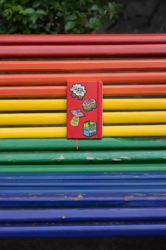 Vista 8 de Moleskine Se adhieren al orgullo, siempre habrá espacio, parche adhesivo de Ashton Attzs