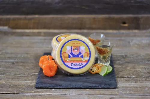Vista 2 de Cheese Bros Queso Sriracha Gouda con miel de bantam Hecho a mano en Wisconsin Paquete de 8 6 onzas cada paquete