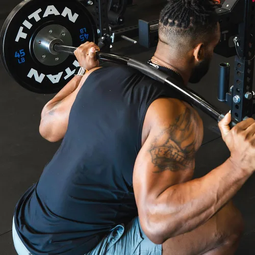 Vista 7 de Titan Fitness Barra eléctrica Yukon de óxido negro, barra olímpica de 96 pulgadas con curvatura de 6 pulgadas para mayor comodidad durante