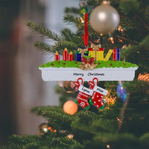 Vista 2 de Adorno de Navidad familiar 2023 personalizado, medias de mantel para familia de 2, adorno para árbol de Navidad, regalo de recuerdo personalizado