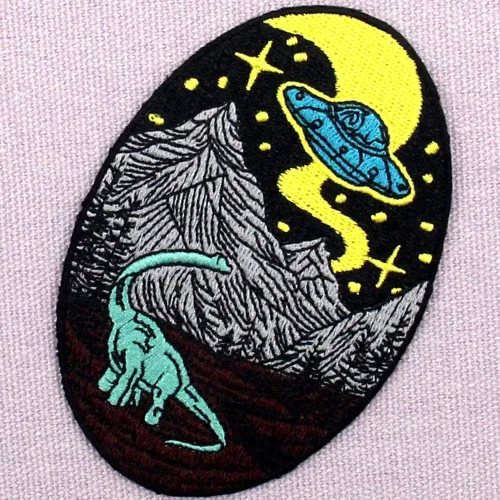 Vista 4 de ZEGINs Parche bordado de dinosaurio y alienígena con apliques para coser en emblema