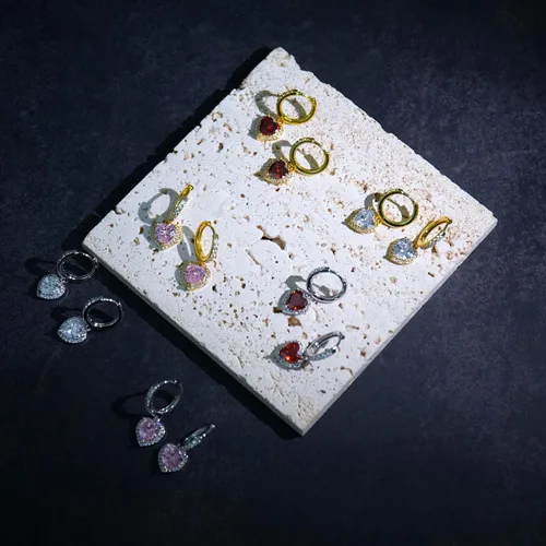 Vista 7 de Aretes colgantes de corazón para mujer, chapados en oro blanco, circonita cúbica de moda, hipoalergénicos, para el día de San Valentín
