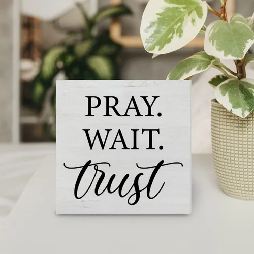 Vista 4 de Inspiration - Cartel de madera cristiana para decoración de escritorio, con texto en inglés "Pray Wait Trust", caja de madera rústica