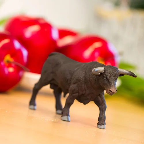 Vista 6 de Safari Ltd. Figura de Black Bull – Figura detallada de plástico de 6 pulgadas – Divertido juguete educativo para niños, niñas y niños a partir de 3