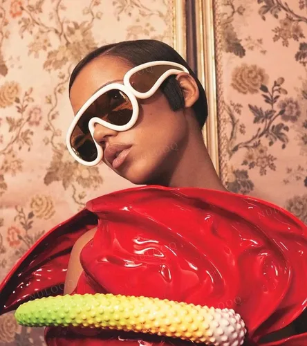 Vista 3 de NULOOQ Gafas de sol de moda con máscara ondulada para mujeres y hombres, de gran tamaño, color plateado, con escudo futurista, estilo de diseñador