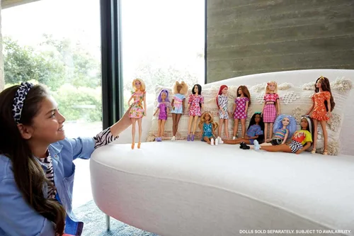 Vista 2 de Barbie Fashionistas Doll #179, Curvas con pelo largo resaltado, top corto de llama, falda a cuadros y accesorios que incluyen zapatillas y gafas