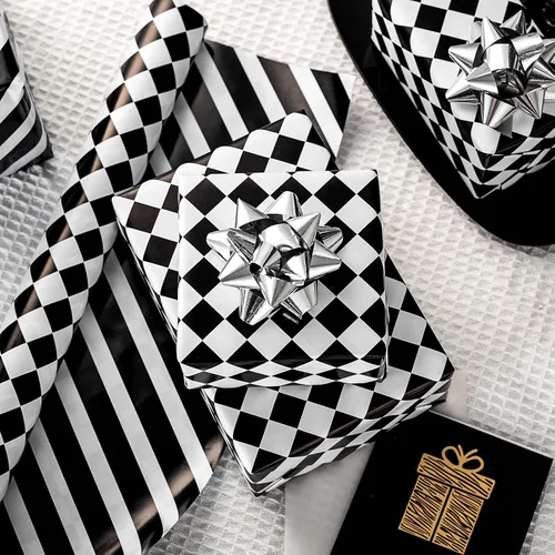 Vista 3 de Homeral Rollo de Papel de Regalo con Bandera a Cuadros - Diamante y Rayas en Blanco y Negro, Papel de Regalo Reversible de Carro de Carreras