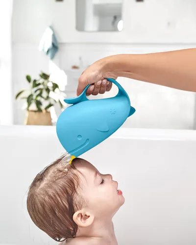 Vista 2 de Skip Hop. Bañador de bebe antilágrimas con forma de ballena. Azul