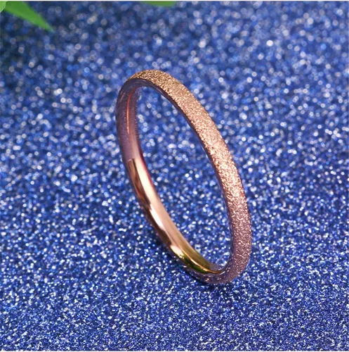 Vista 2 de Anillo de casamiento de acero inoxidable con efecto de chorro de arena, rosa dorado, en forma de domo. 2 mm, para mujer