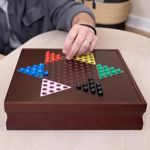 Vista 5 de Elbow Room Games Set de Juegos Familiares, 10 Juegos Clásicos con Caja de Almacenamiento de Madera y Tableros de Juego Integrados, Diversión Sin Fin