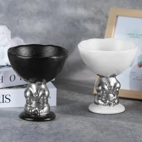 Vista 6 de KAMMAK Portavelas de cerámica con base de figura de conejo plateado, soporte de pedestal festoneado negro mate para velas de pilar, diseño inspirado