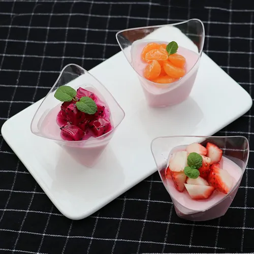 Vista 6 de Tosnail Paquete de 50 vasos triangulares de postre de 4 onzas, vasos desechables de plástico con 50 cucharas de postre de plástico