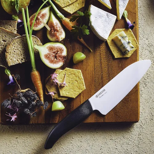 Vista 8 de Cuchillo Santoku de la marca Kyocera Advanced Ceramic y de la serie Revolution con 5 1/2 pulgadas, hoja blanca, Blanco KYOCERA Revolution 5.5-Inch