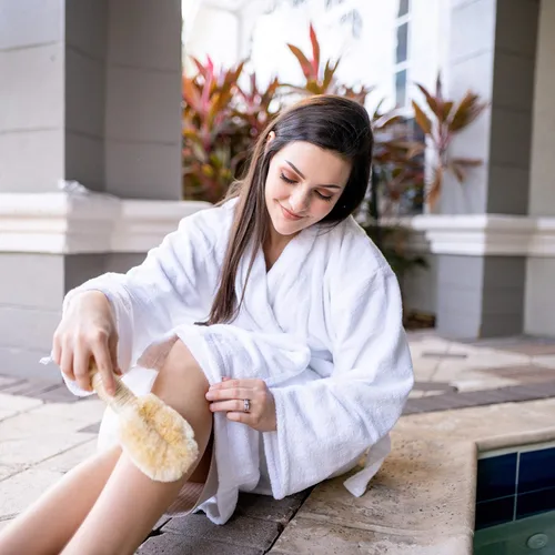 Vista 7 de GranNaturals Cepillo de sisal para piel y cuerpo para baño y ducha Fibras naturales para mejorar la circulación sanguínea, exfoliar la piel