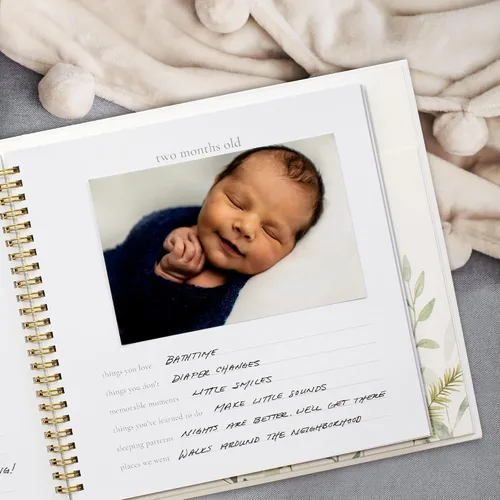 Vista 4 de Libro de recuerdos para bebés para niños y niñas – Álbum de fotos atemporal para bebés de los primeros 5 años – Diario álbum de recortes de género