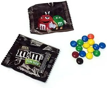 Vista 4 de Juego de regalo de Rakhi para hermano y bhabhi Incluye hermoso rakhi para Bhai y Lumba Rakhi para Bhabhi, Roli Chawal, imán y chocolate Envía