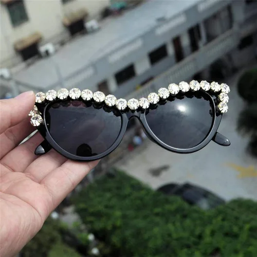 Vista 4 de mincl Gafas de sol brillantes con diamantes de imitación de cristal gafas retro de medio borde para mujer