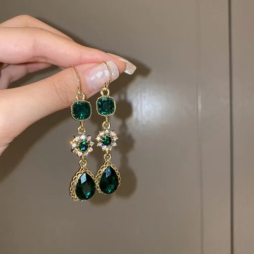 Vista 3 de Elegantes aretes colgantes ligeros con forma de lágrima de flor de circonita cúbica verde esmeralda para mujeres y niñas, delicados chapados en oro