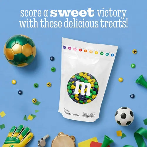 Vista 5 de M&M'S® Brasil Soccer Championship - Caramelos de chocolate a granel, bolsa de 2 libras, caramelos verdes, amarillos y azul oscuro para decoración