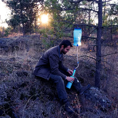 Vista 8 de SimPure Filtro de agua por gravedad, purificador de agua portátil alimentado por gravedad con bolsa de 3 L, correa de árbol, equipo de supervivencia