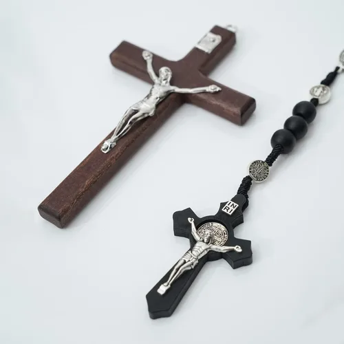 Vista 3 de MelinSam Cruz de pared de crucifijo, cruz católica hecha a mano con cuentas de rosario de madera, collar con colgante y piedras inspiradoras